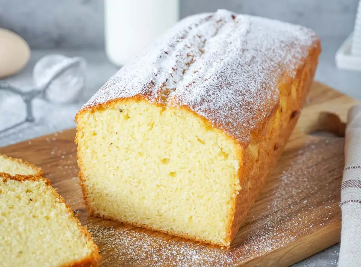 Ein saftiger, schneller Kuchen mit wenig Zutaten, bestäubt mit Puderzucker. Perfekt für spontanen Genuss.