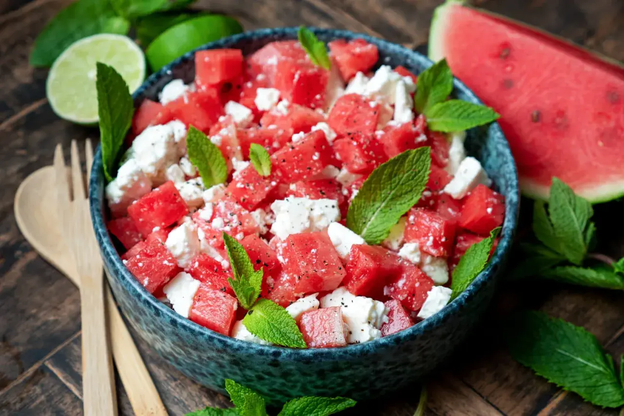 Erfrischender Melonen Feta Salat mit Minze und einem leichten Dressing. Perfekt für heiße Tage!