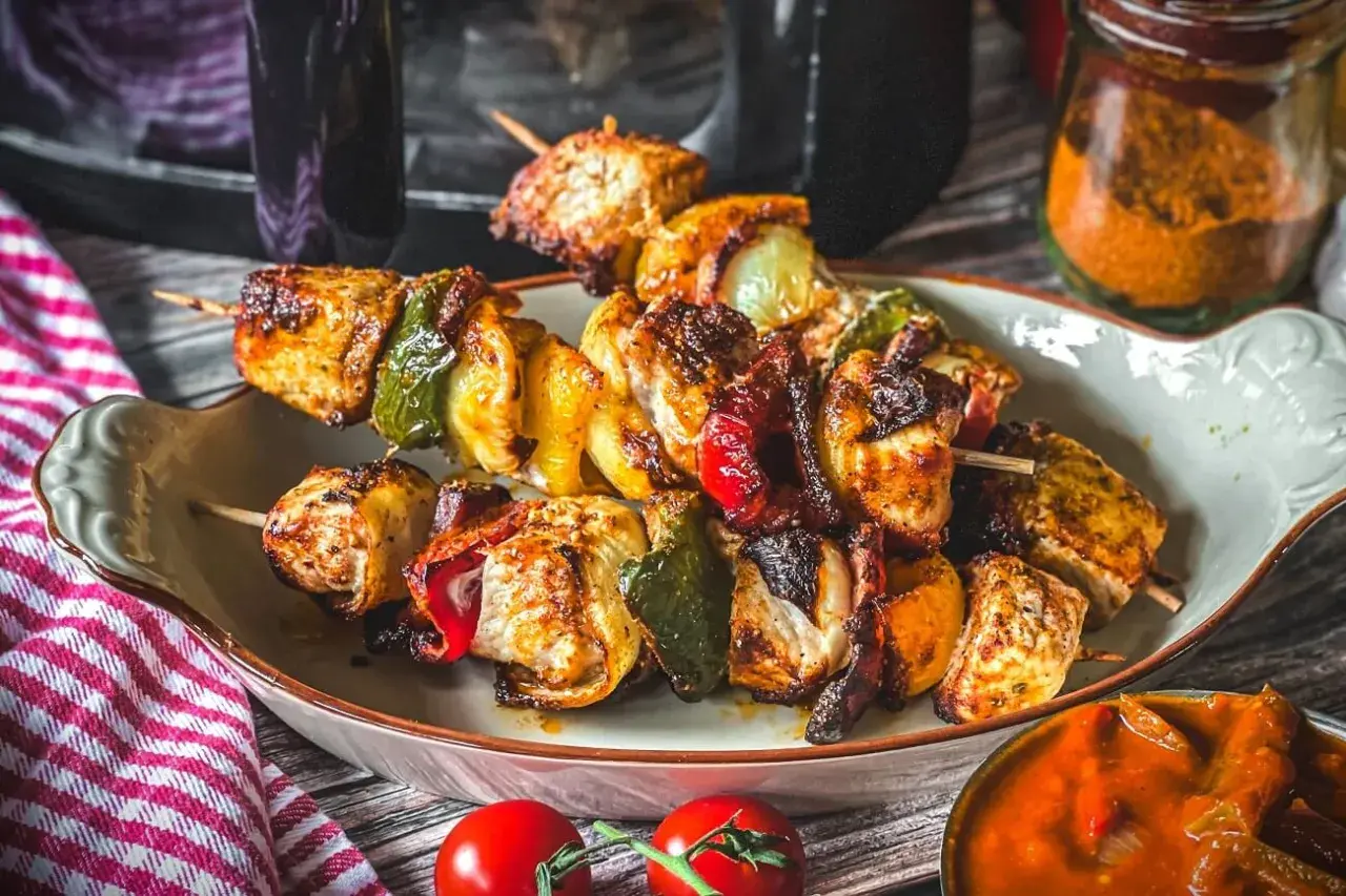 Saftige Schaschlik-Spieße mit Paprika und Zwiebeln, perfekt im Airfryer zubereitet. Dazu eine würzige Sauce.