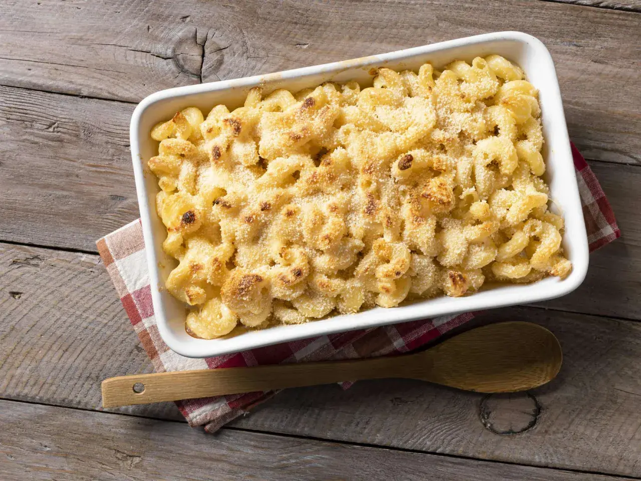 Herzhaft überbackene Mac and cheese nudeln in einer Auflaufform, bereit zum Servieren.