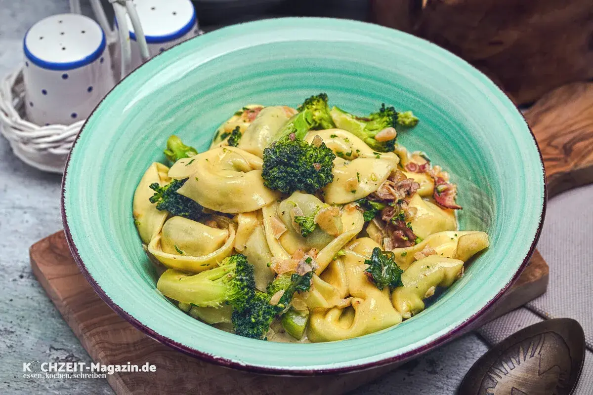 Tortellini mit Brokkoli und einer cremigen Sauce, garniert mit Kräutern. Ein köstliches Gericht, das Lust auf mehr macht.