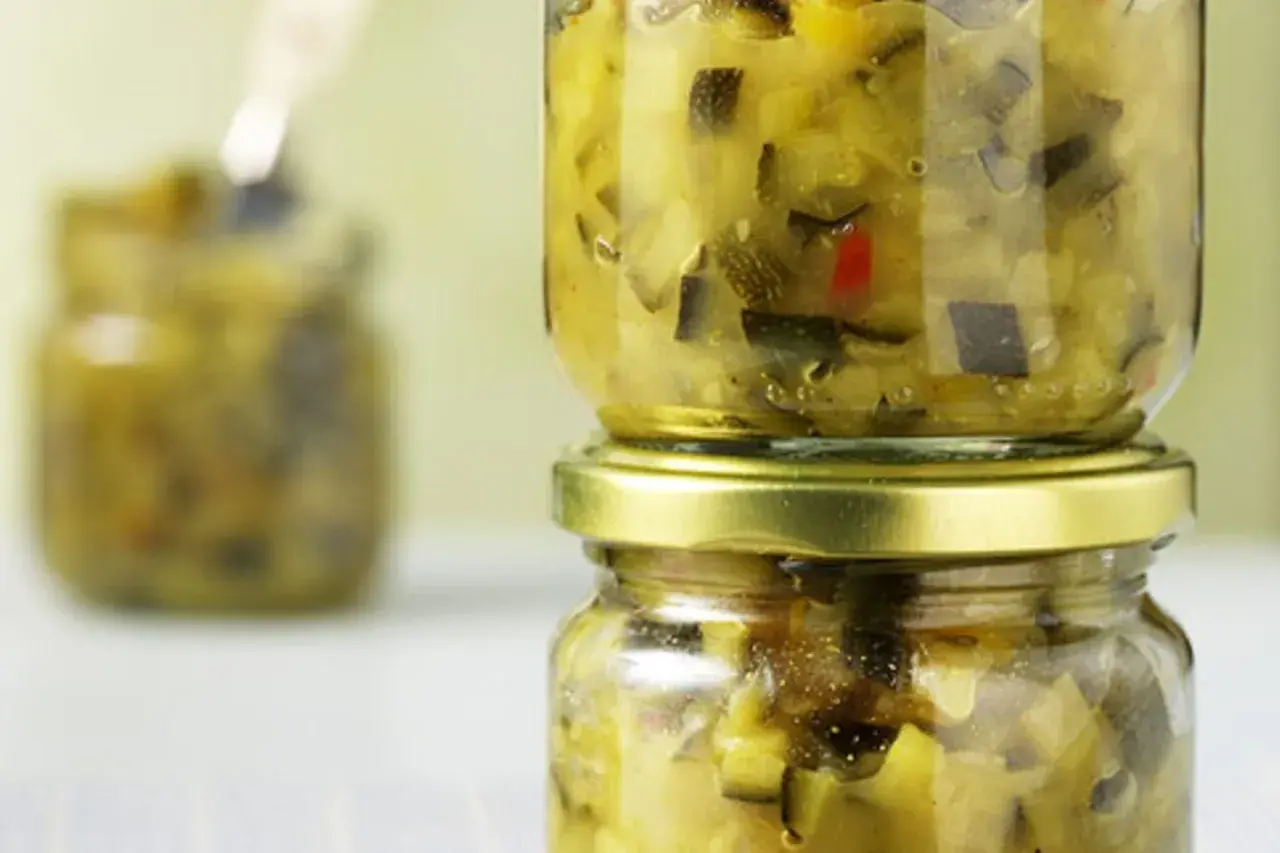 Zwei Gläser mit leckerem Zucchini-Chutney, perfekt für Ihr nächstes zucchini chutney rezept.