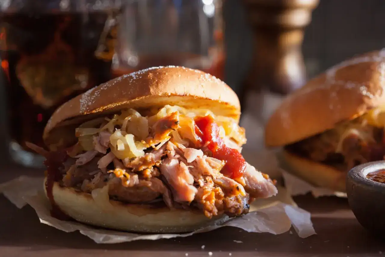 Pulled-Pork-Burger mit Krautsalat und BBQ-Sauce. Das Geheimnis f&uuml;r den Geschmack? Ein magischer 