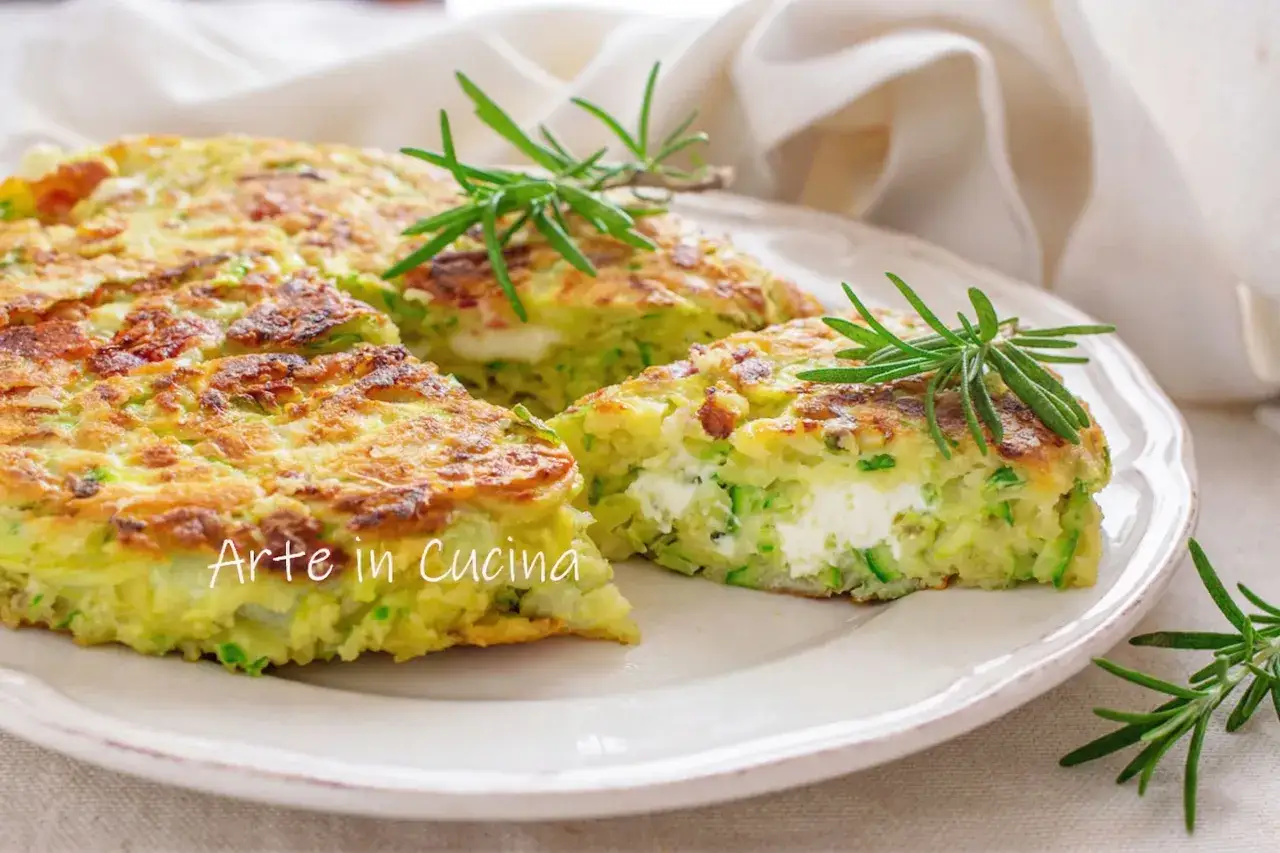 Herzhafte Zucchinipuffer mit cremigem Ricotta-Kern, ein köstliches Beispiel für italienische ricotta rezepte. Mit Rosmarin garniert.