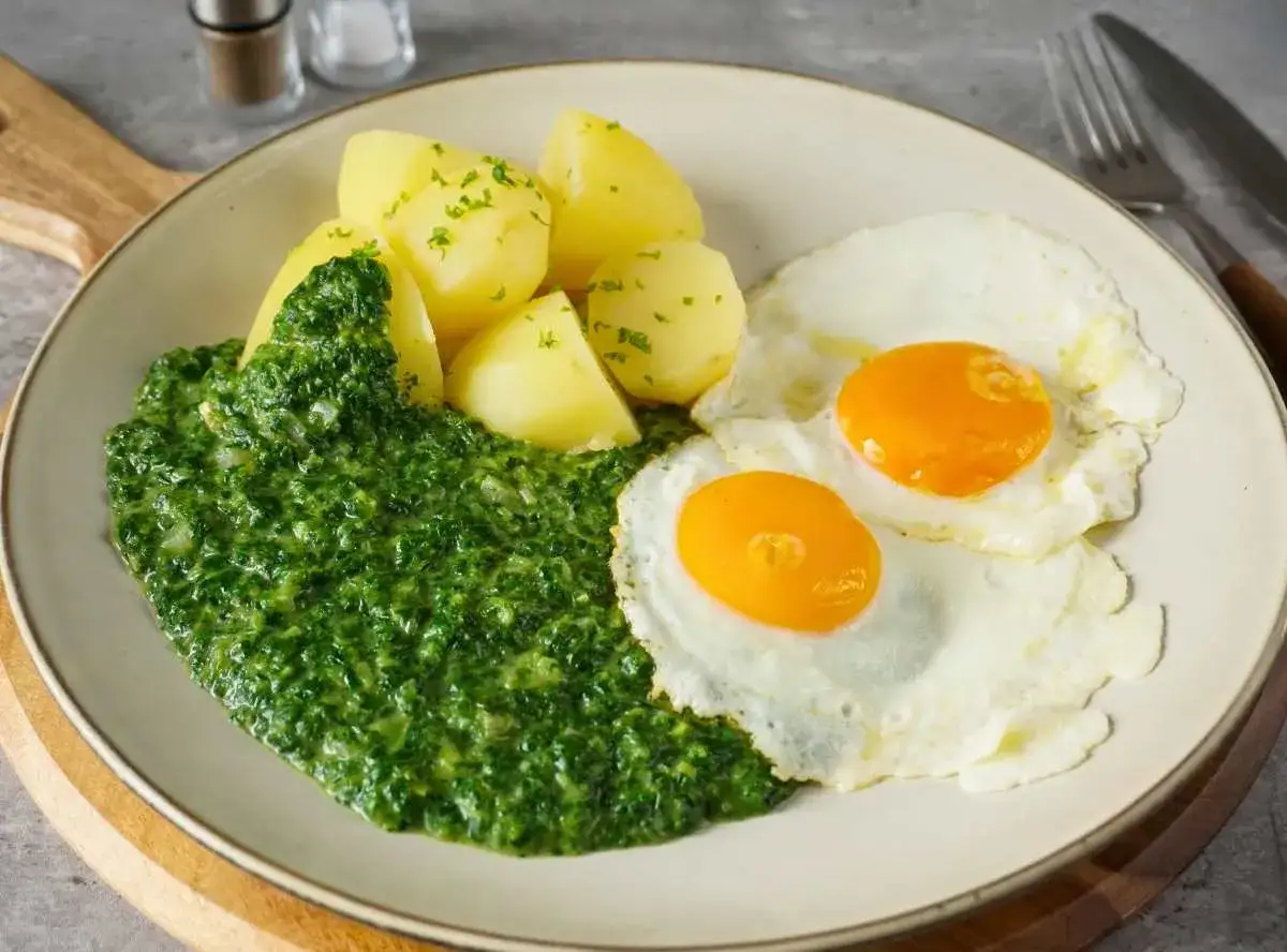 Hausgemachter Rahmspinat mit Salzkartoffeln und Spiegeleiern &ndash; ein Klassiker, der immer schmeckt.