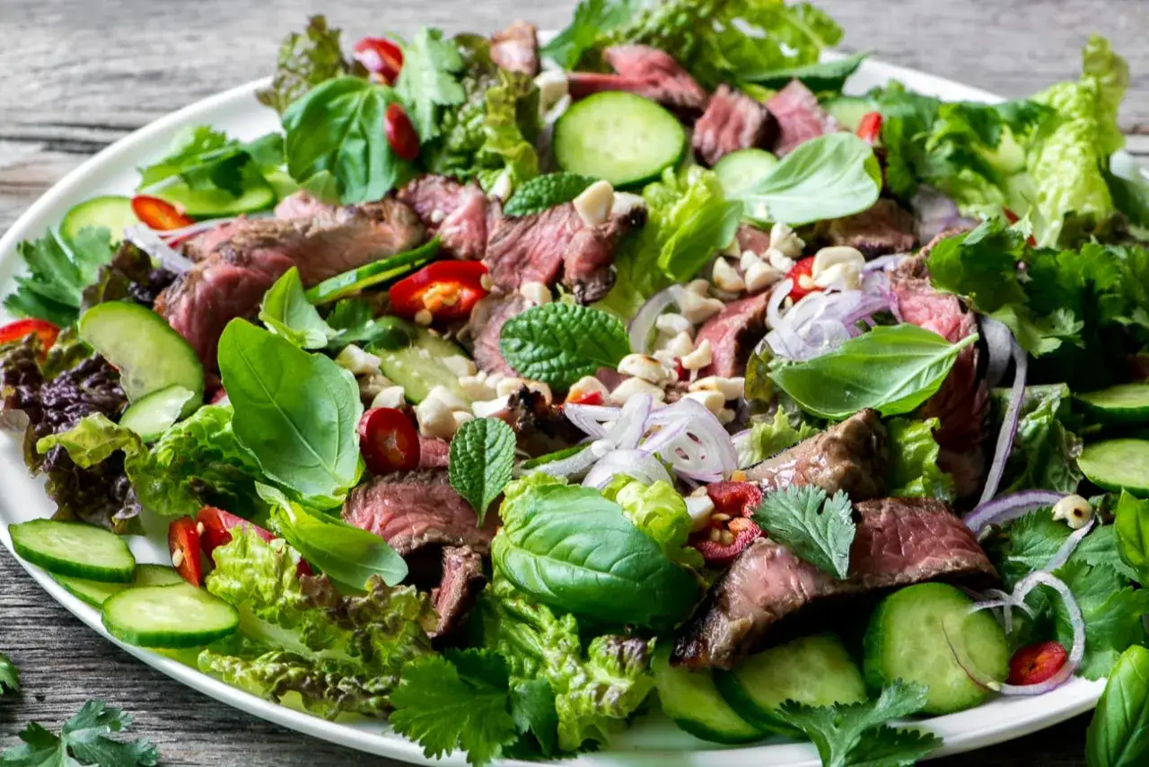 Ein frischer Yam Nua Salat mit gegrilltem Rindfleisch, Gurken, Kräutern und Chilis.