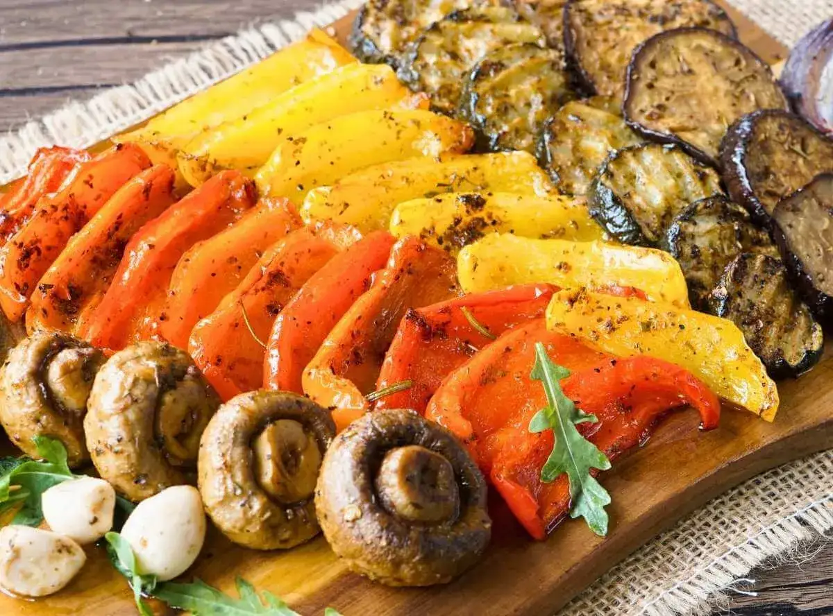 Bunte Paprika, Pilze und Auberginen – so einfach lässt sich Antipasti selber machen. Köstlich und gesund!