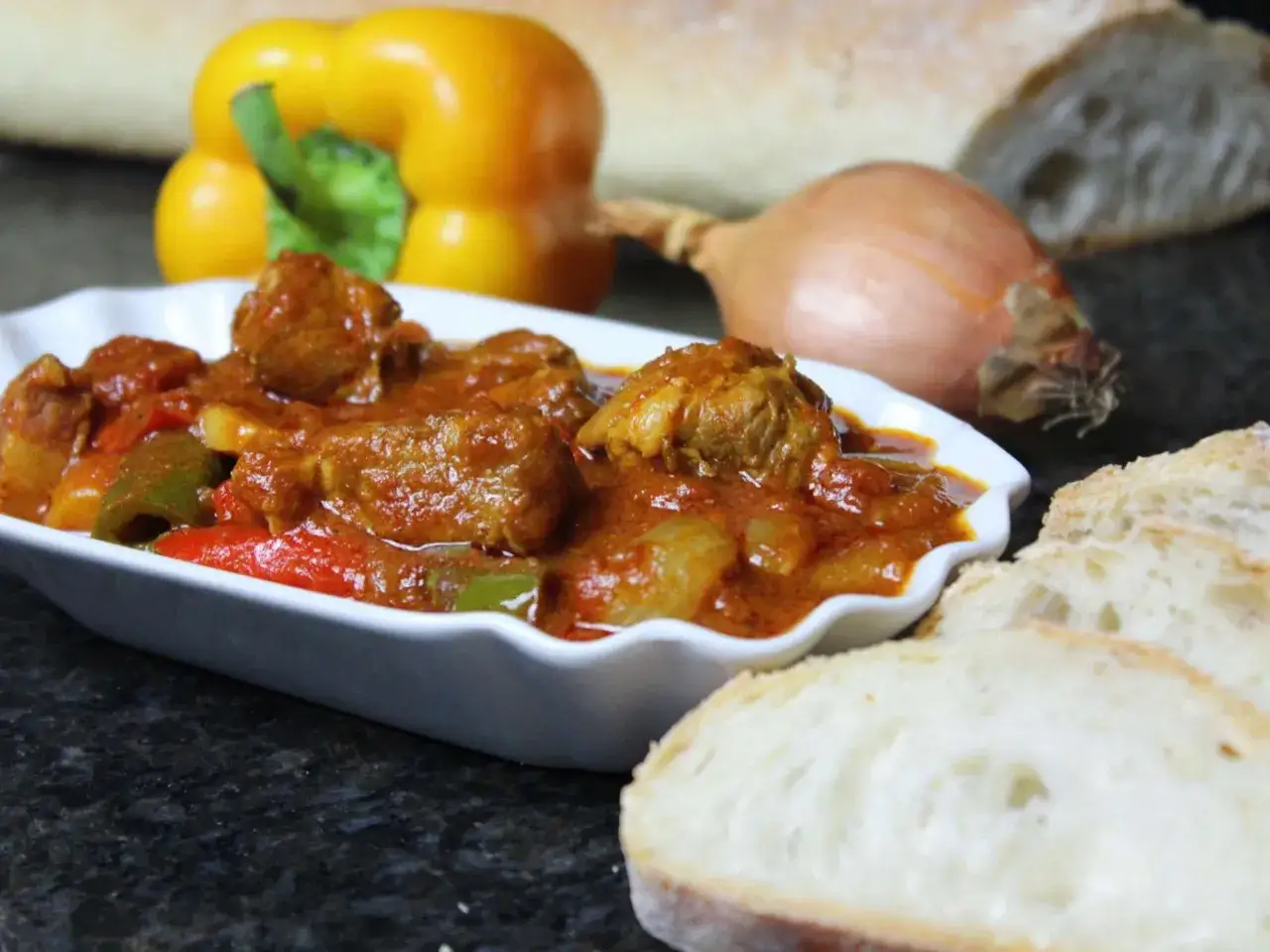 Schaschlik-Pfanne mit Paprika und Zwiebeln, serviert mit Brot. Die schaschlik sauce wie im imbiss ist herzhaft und würzig.