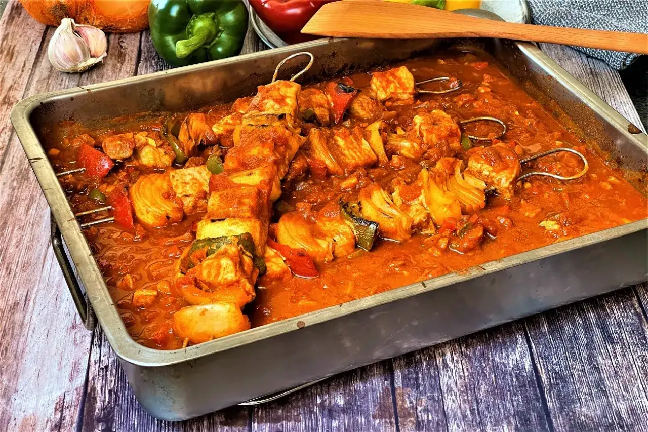 Schaschlik im Ofen ohne Anbraten: Saftige Fleischspie&szlig;e mit Paprika und Zwiebeln in einer w&uuml;rzigen Tomatensauce, die im Ofen garen.