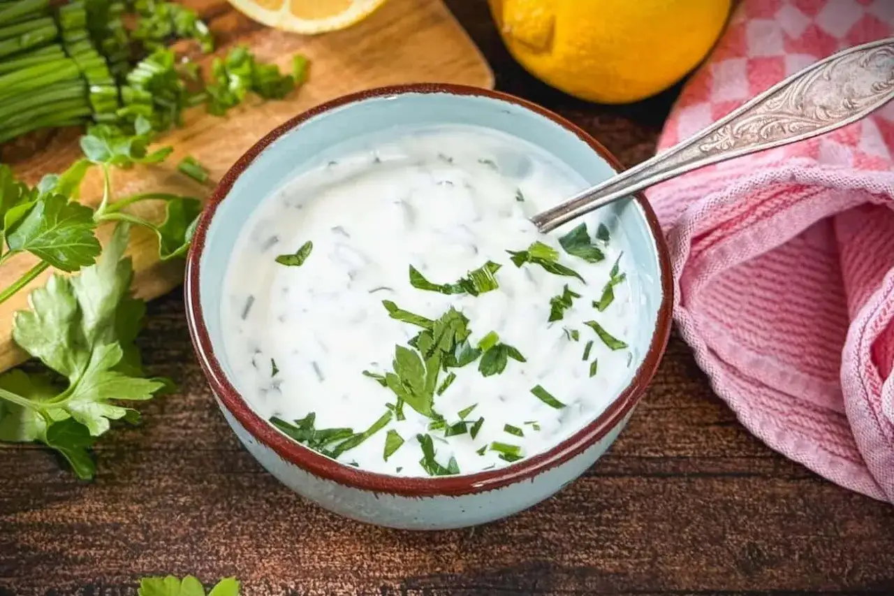 Cremiger Joghurt-Dip mit frischen Kräutern, perfekt für Ihr nächstes Grillfest. Ein einfaches joghurt dip rezept.