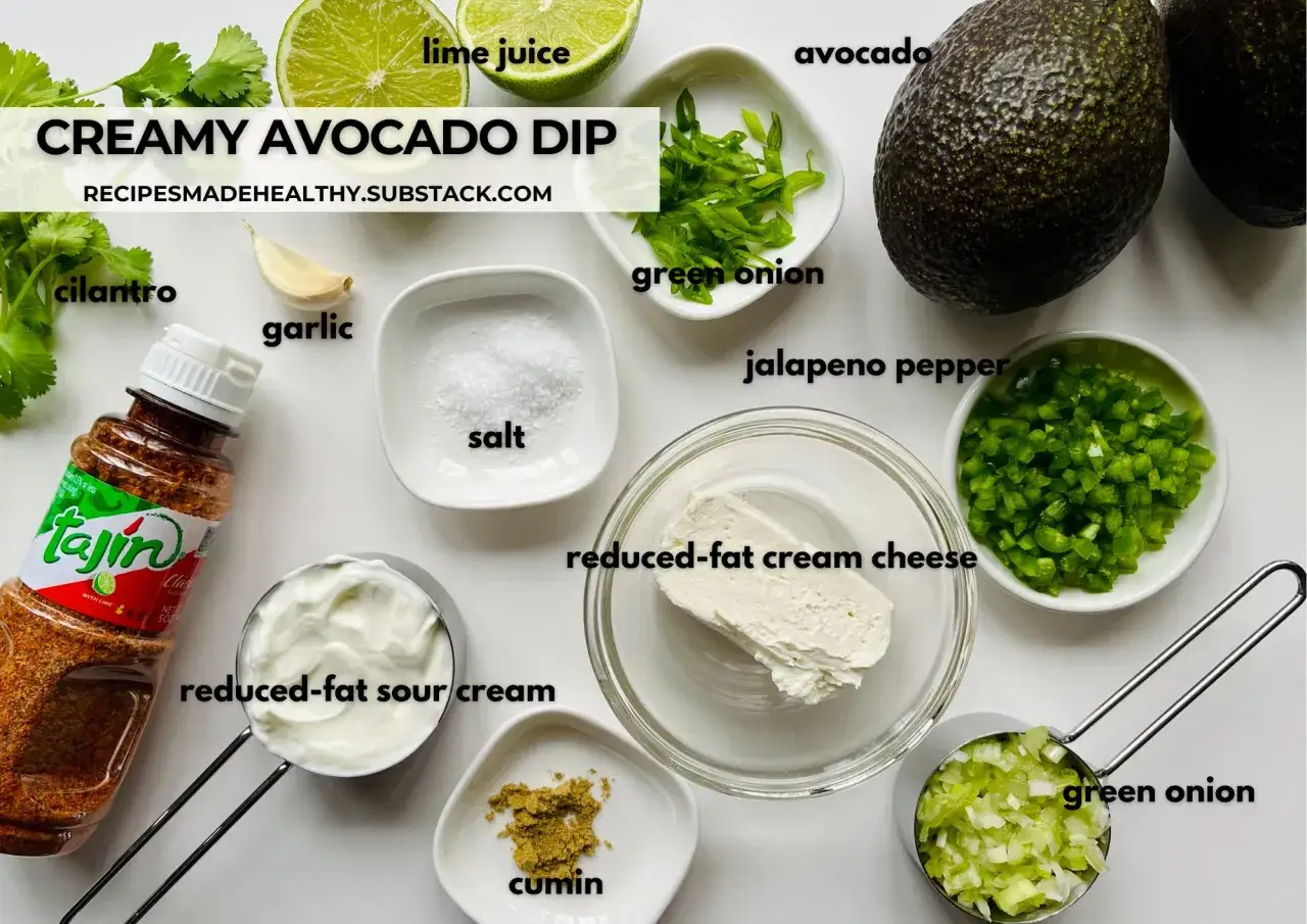 Zutaten für ein cremiges Avocado-Dip-Rezept: Avocados, Limettensaft, Koriander, Knoblauch, Salz, Jalapeño, grüne Zwiebeln, Frischkäse, saure Sahne und Kreuzkümmel.