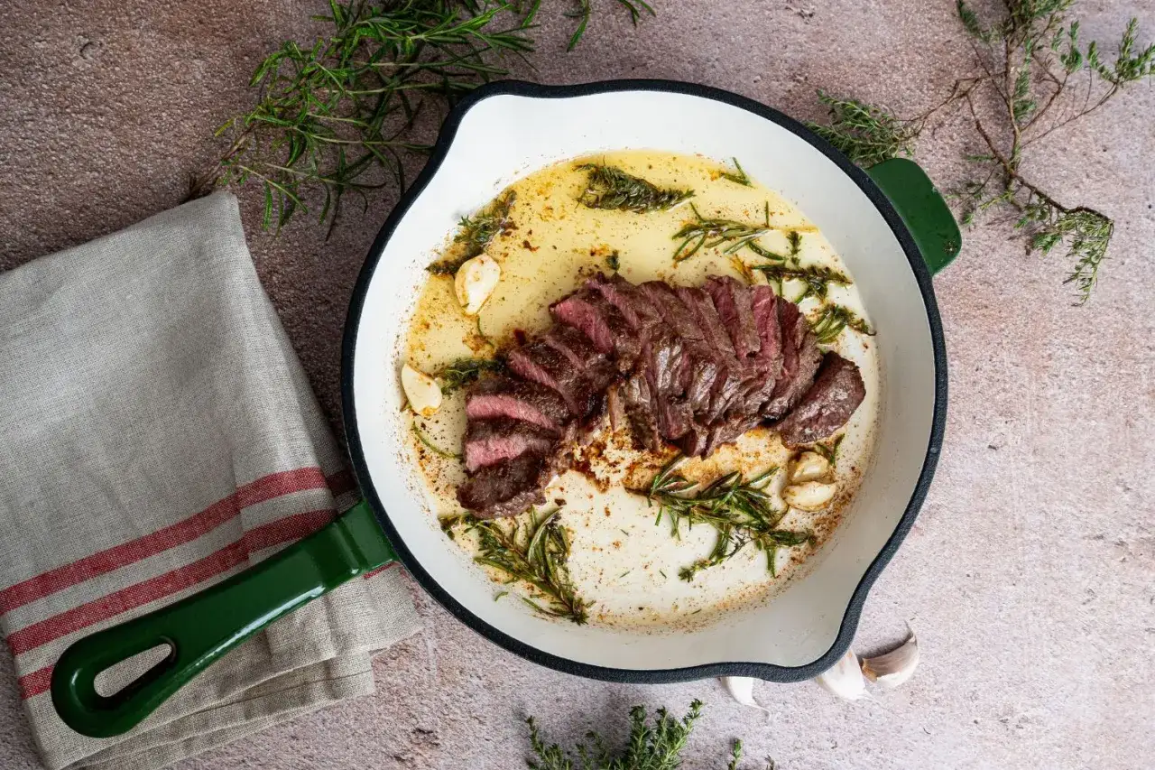 Perfekt gebratenes Steak in der Pfanne mit Rosmarin und Knoblauch. So gelingt das Steak richtig braten.