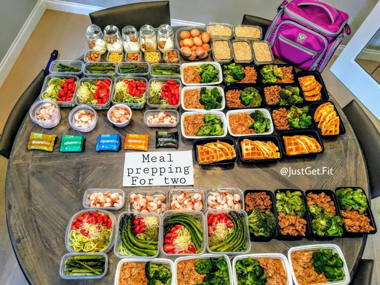 Vorbereiteter Wochenplan Essen für 2 Personen: viele Behälter mit Garnelen, Zucchini-Nudeln, Brokkoli, Fleisch und Waffeln.