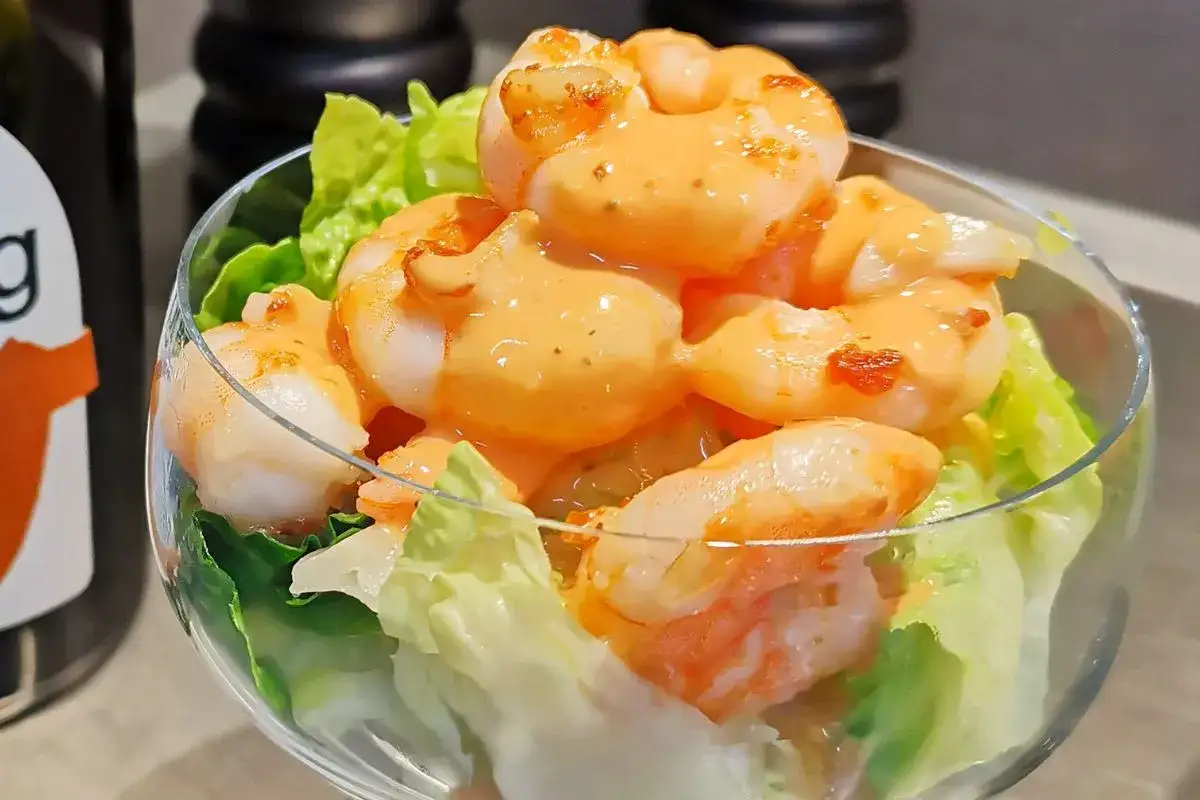Ein köstlicher Garnelensalat Cocktail, perfekt für ein leichtes Mittagessen. Dieses Garnelensalat Cocktail Rezept ist einfach und schnell zubereitet.