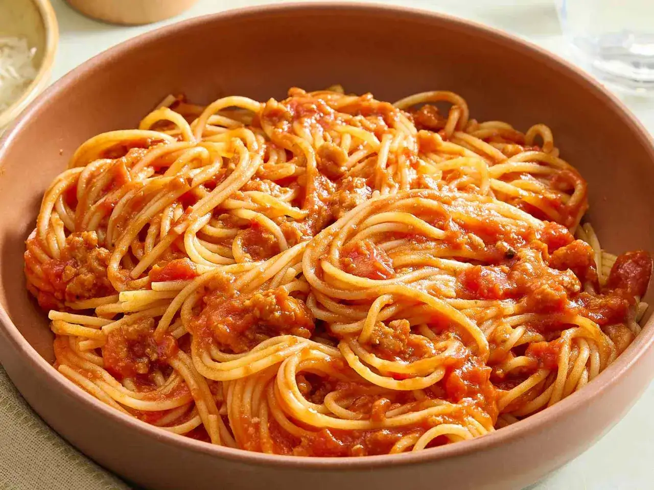 Herzhaftes Gericht mit Spaghetti und Tomatensoße, perfekt für einfache spaghetti rezepte.