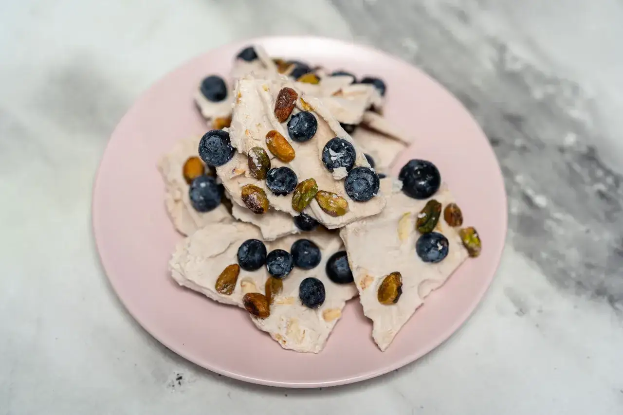 Gefrorener Joghurt mit Blaubeeren und Pistazien, ein einfaches und leckeres frozen joghurt rezept.