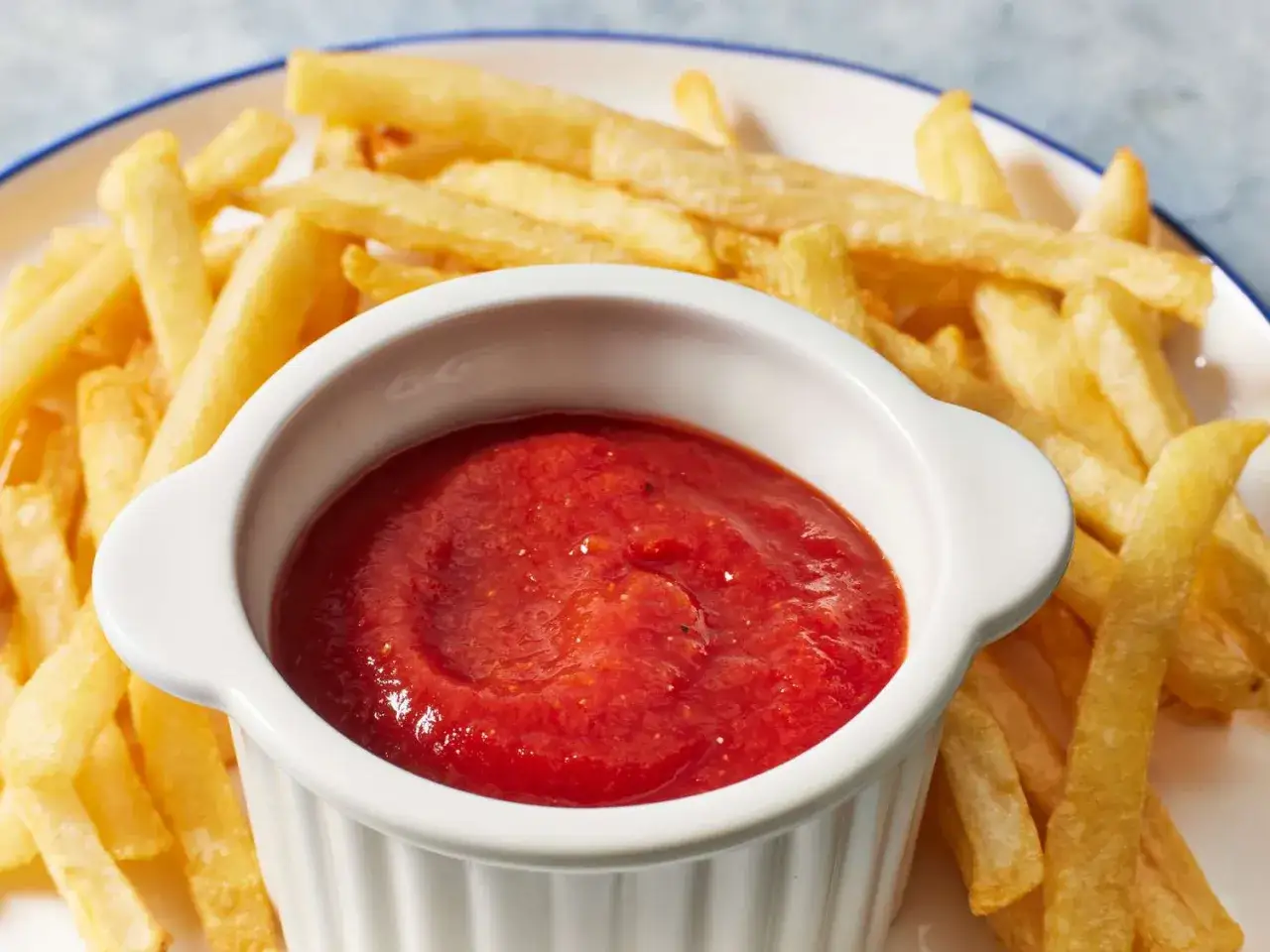 Pommes Frites mit selbstgemachtem Ketchup. Ein Tipp f&uuml;r Ketchup selber machen und konservieren: So schmeckt's am besten!