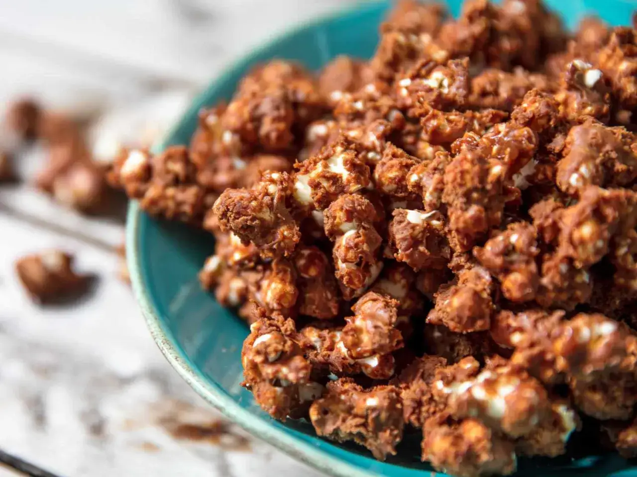 Schokoladen-Popcorn im Topf, köstlich und knusprig, mit einem Hauch von Süße.