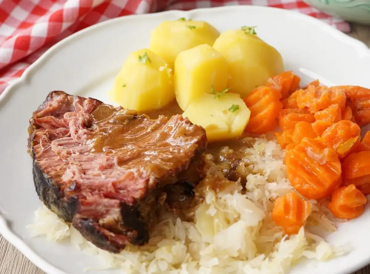 Saftiges Kassler mit Kartoffeln, Sauerkraut und Möhren. Die Frage