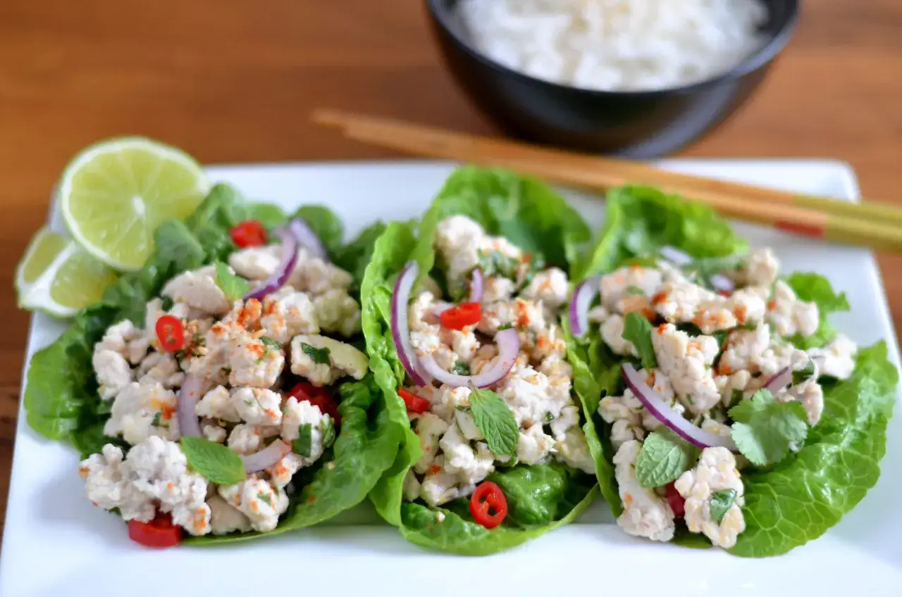 Laab Gai Rezept: Hähnchensalat in Salatblättern mit Limette, Chili und Minze. Ein frischer Genuss!