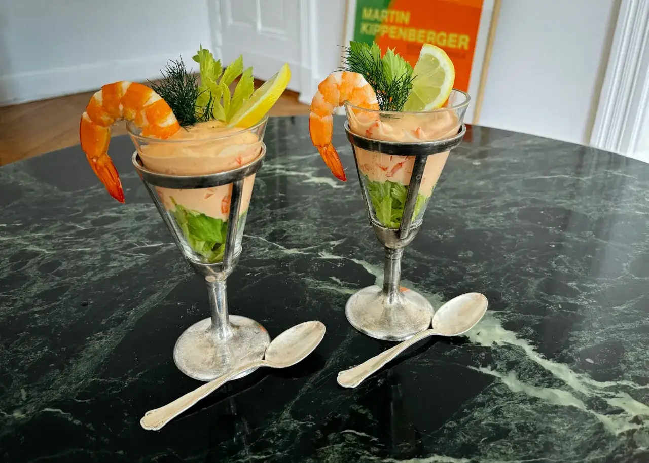 Zwei Gläser mit Garnelen-Cocktail, garniert mit Dill und Zitrone. Dieses weltbeste Krabbencocktail Rezept ist ein Genuss!