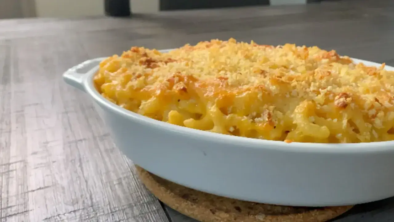 Cremige Mac and cheese nudeln mit knuspriger Kruste in einer weißen Auflaufform.