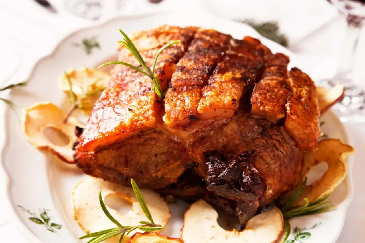 Knuspriger 2 kg Schweinebraten mit Rosmarin und Apfelringen. Wie lange im Ofen f&uuml;r perfekte Kruste?