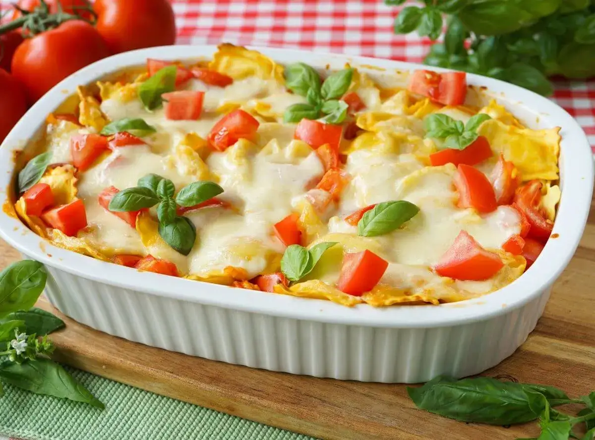 Ein k&ouml;stlicher Tortellini-Auflauf mit geschmolzenem K&auml;se, Tomaten und frischem Basilikum. Ein einfaches Tortellini-Auflauf-Rezept f&uuml;r jeden Tag.