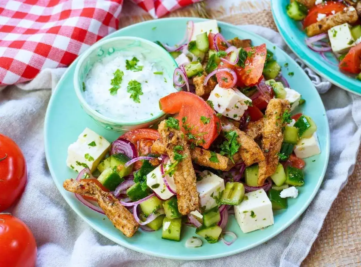 Ein bunter Gyros Salat mit Gurke, Tomate, Zwiebeln und Feta. Dazu ein cremiges Joghurt-Dip – perfekt für ein leichtes Gyros Salat Rezept.