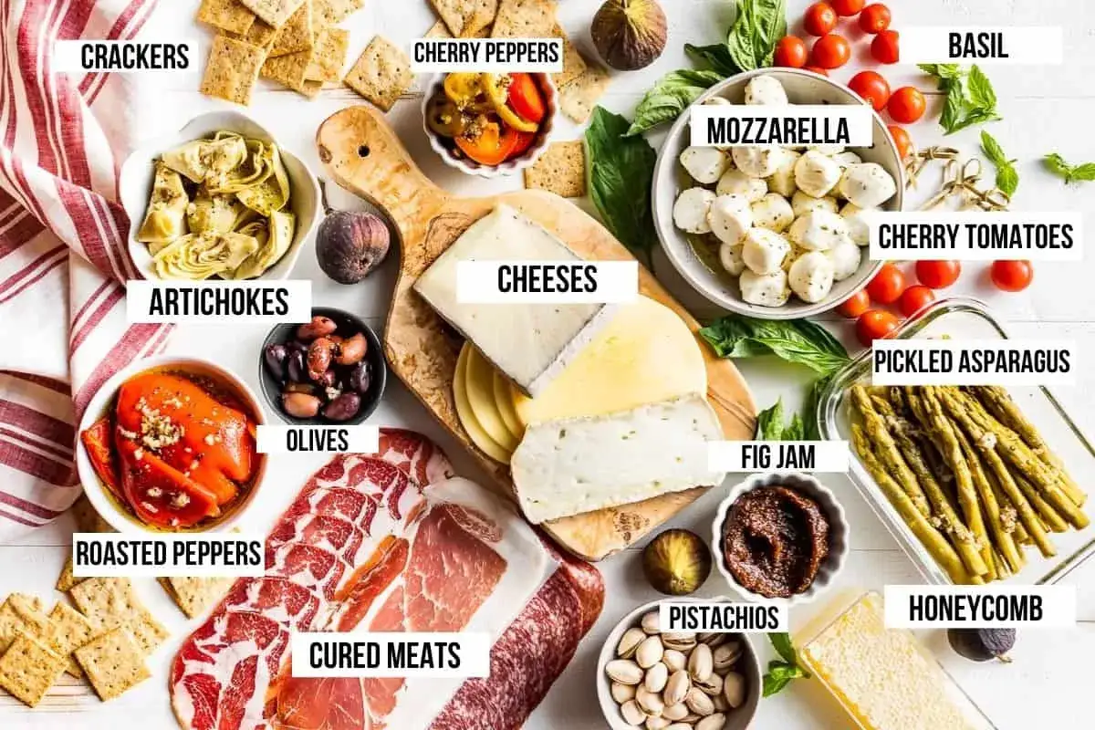 Vielf&auml;ltige antipasti platte ideen: K&auml;se, Aufschnitt, Oliven, Artischocken, ger&ouml;stete Paprika, Mozzarella, Tomaten, Spargel, Feigenmarmelade, N&uuml;sse und Honig.