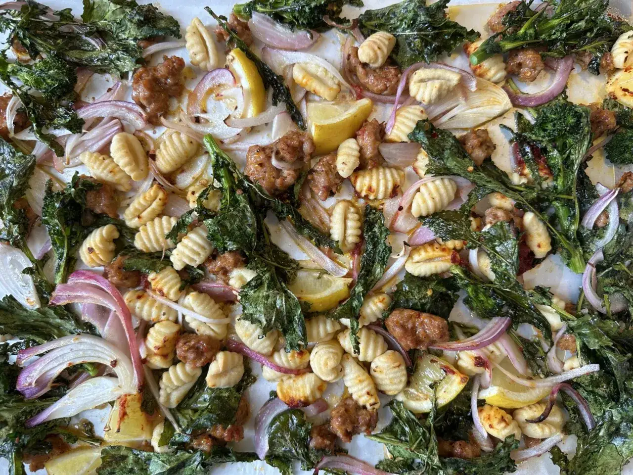 Gnocchi mit Gr&uuml;nkohl, Wurst und Zwiebeln &ndash; ein leckeres und schnelles Gericht vom Blech.