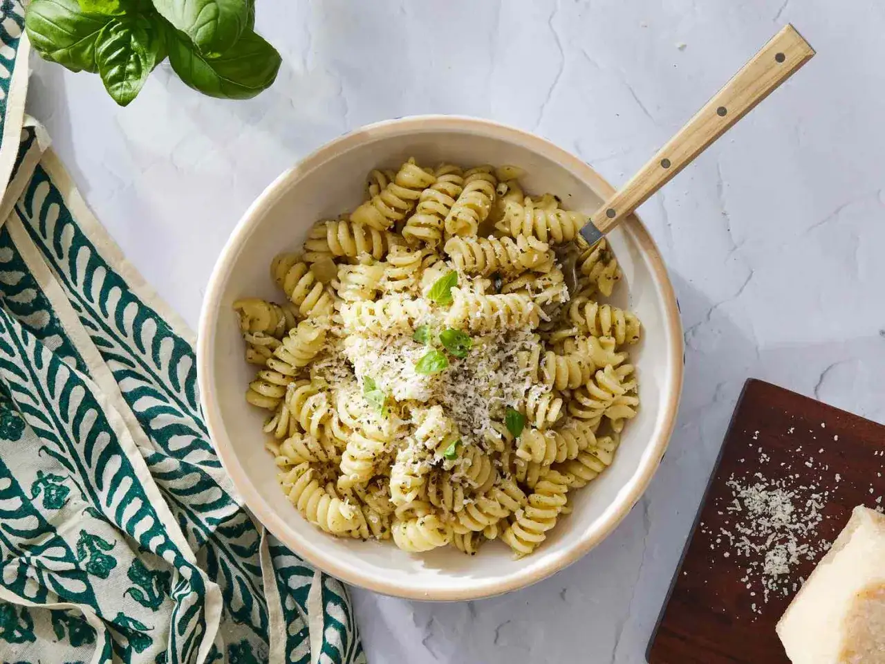 Fusilli-Pasta mit frischem Basilikum-Pesto, garniert mit Parmesan. Ein einfaches und köstliches pesto rezept für jeden Tag.