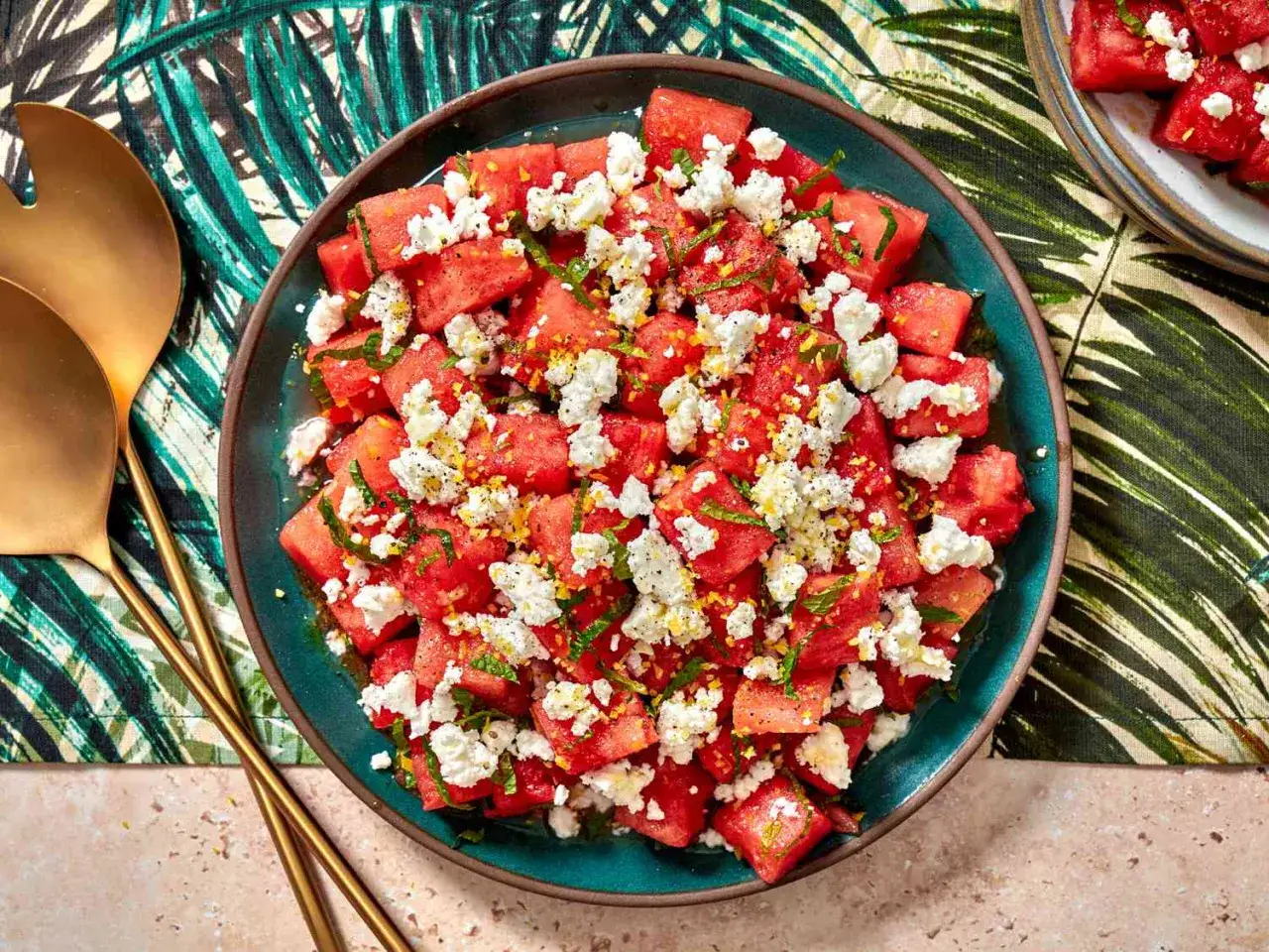 Erfrischender Melonen Feta Salat mit Minze und einem leichten Dressing. Perfekt f&uuml;r hei&szlig;e Tage!