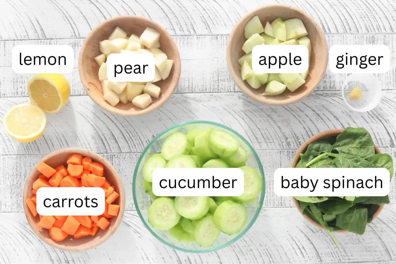 Zutaten f&uuml;r ein gesundes Getr&auml;nk: Zitrone, Birne, Apfel, Ingwer, Karotten, Gurke, Babyspinat. So einfach kann entsaften ohne Entsafter sein!