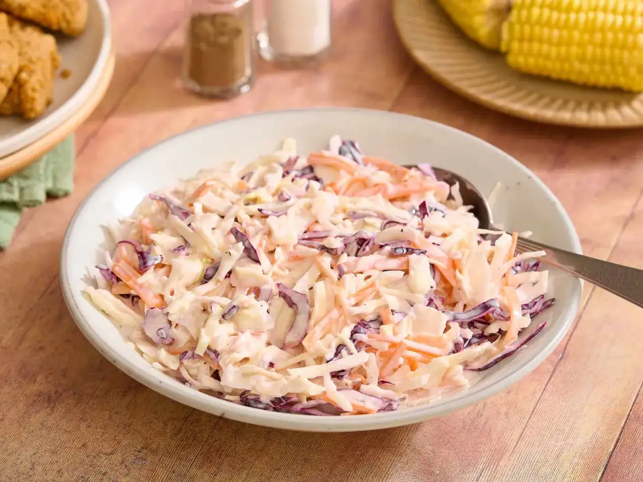 Cremiger Krautsalat mit Karotten und Rotkohl, perfekt f&uuml;r ein BBQ. Ein einfaches Cole Slaw Rezept.