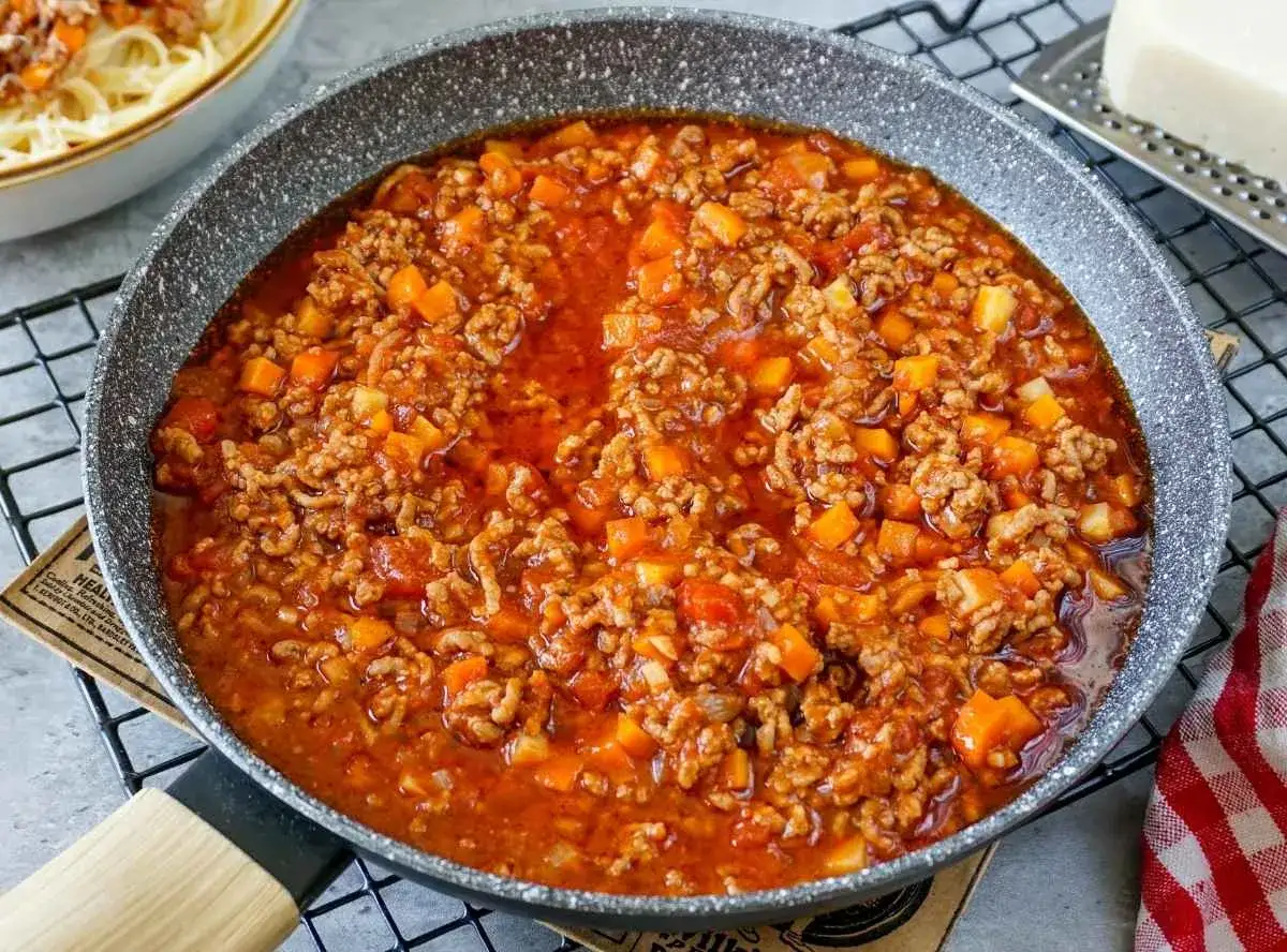 Herzhaftes Bolognese-Ragout in der Pfanne, perfekt für ein schnelles bolognese rezept. Mit Hackfleisch und Gemüse.